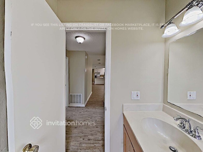 Building Photo - 1601 Aster Dr
