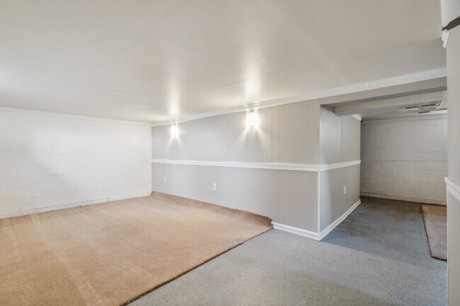 Building Photo - 1620 34th St NE