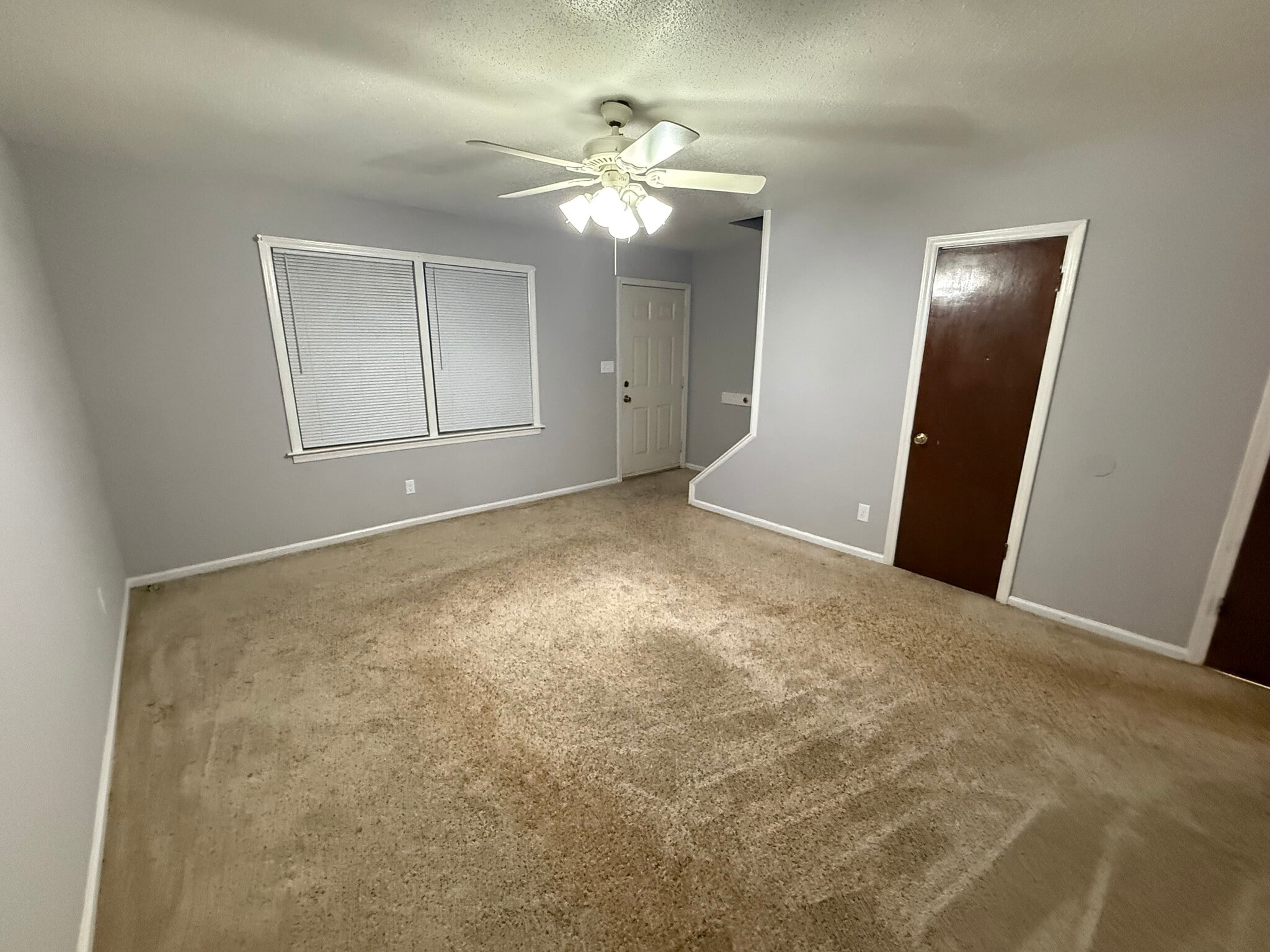 Building Photo - 802 E 7th St