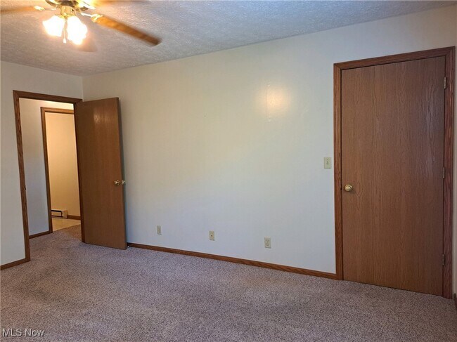 Building Photo - 6 Sunrise Dr