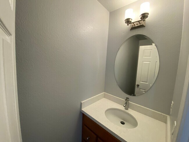 Building Photo - ALMADEN LAKE - Updated townhome with centr...