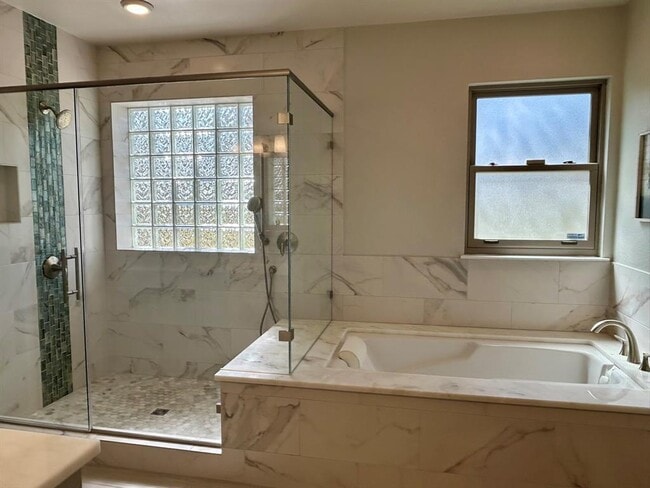 Building Photo - 121 Post Oak Ln