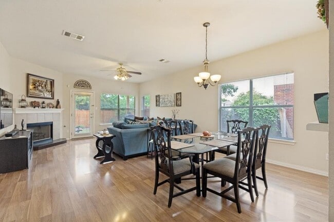 Building Photo - 903 Ranchero Rd