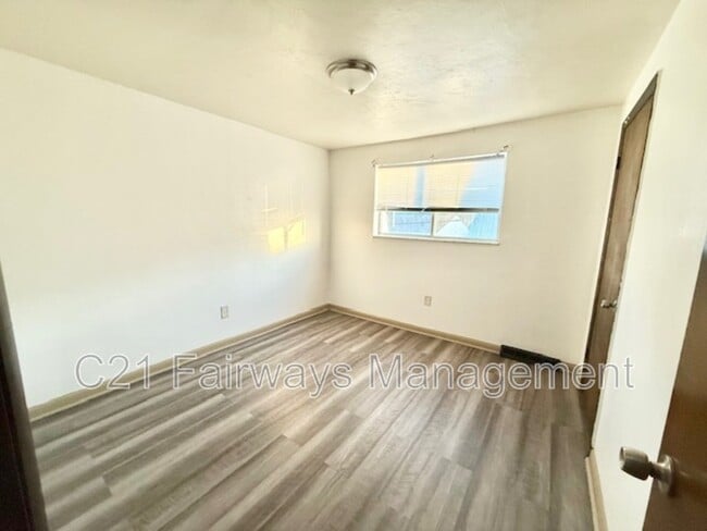 Building Photo - 335 Dersam St