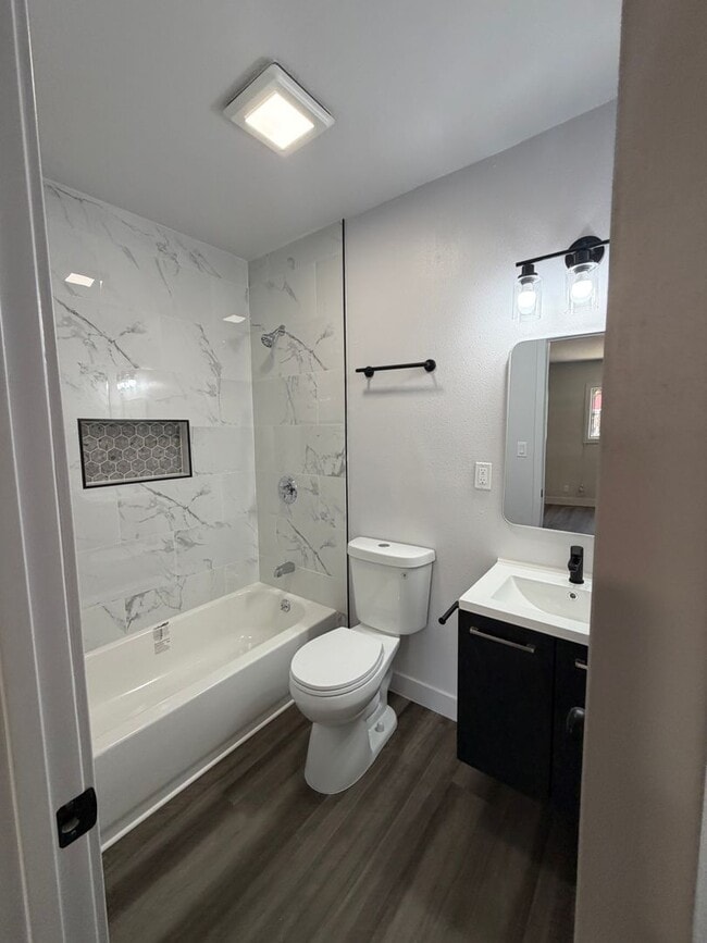 Building Photo - 601 W 94th St