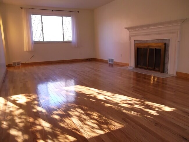 Building Photo - 2617 Bethel Crest Dr