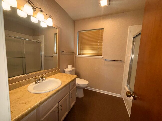Building Photo - 901 Eden Ln
