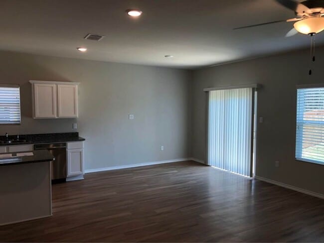 Building Photo - 4 Bedroom in Hallsville