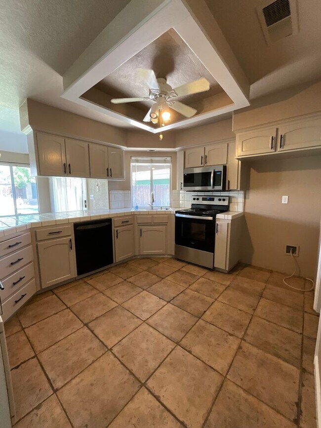 Building Photo - Spacious Four Bedroom Home in Figarden Loo...