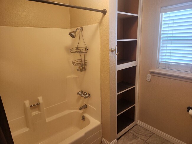 Building Photo - 3 bedrooms 2 bathrooms Downtown Riverside ...