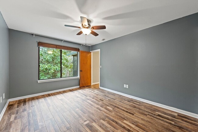 Building Photo - Updated home in convenient location!!