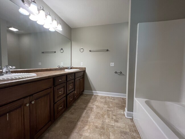 Building Photo - 121 Nature Way