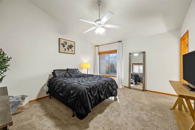 Building Photo - 2 Bedroom, 2-1/2 Bath Townhouse on Iowa City East Side!!