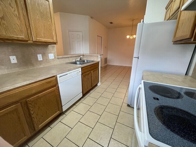 Building Photo - 1906 Charleston Ct