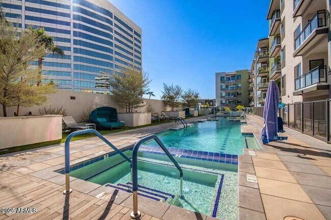 Building Photo - Resort Living in Midtown!!  Pool, Dog walk...