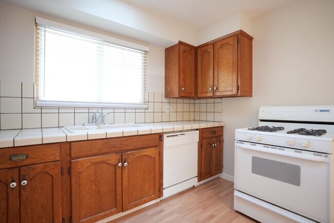 Building Photo - Charming Three Bedroom West Park Neighborh...