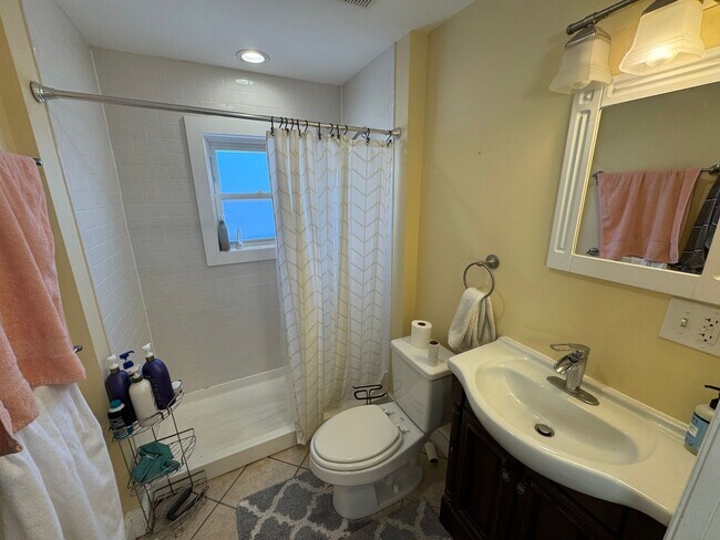 Building Photo - Awesome 6 bed 3.5 bath in Somerville...