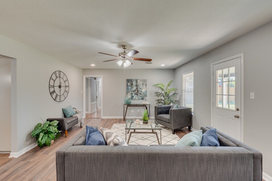 Family Room - 208 W. Fourth St.