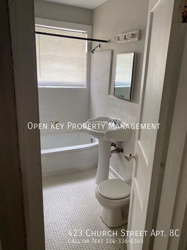 Building Photo - Personal and Cozy 2 Bed 1.5 Bathroom Apart...