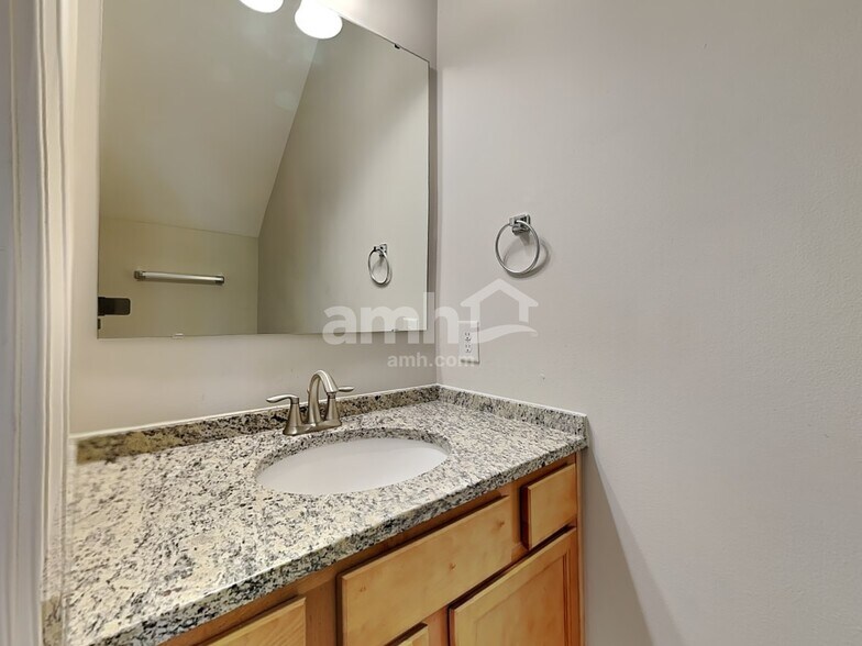 Building Photo - 2221 Wise Owl Dr