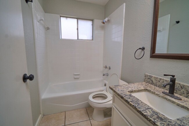 Building Photo - Cute 2 Bedroom 2 Bath Condo close to Medic...