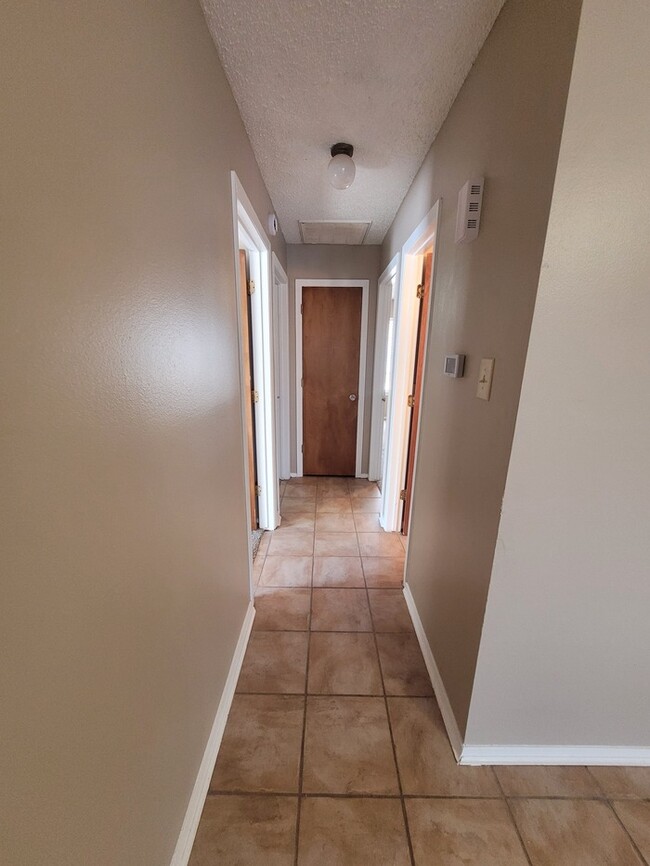 Building Photo - 3 bed 2 bath and 2 car garage!