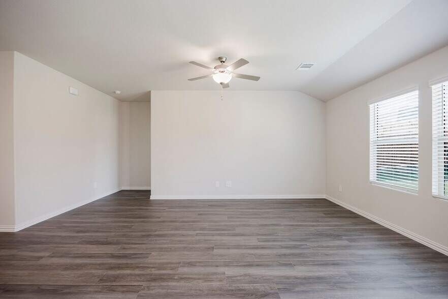 Building Photo - 2121 Gustavus Dr