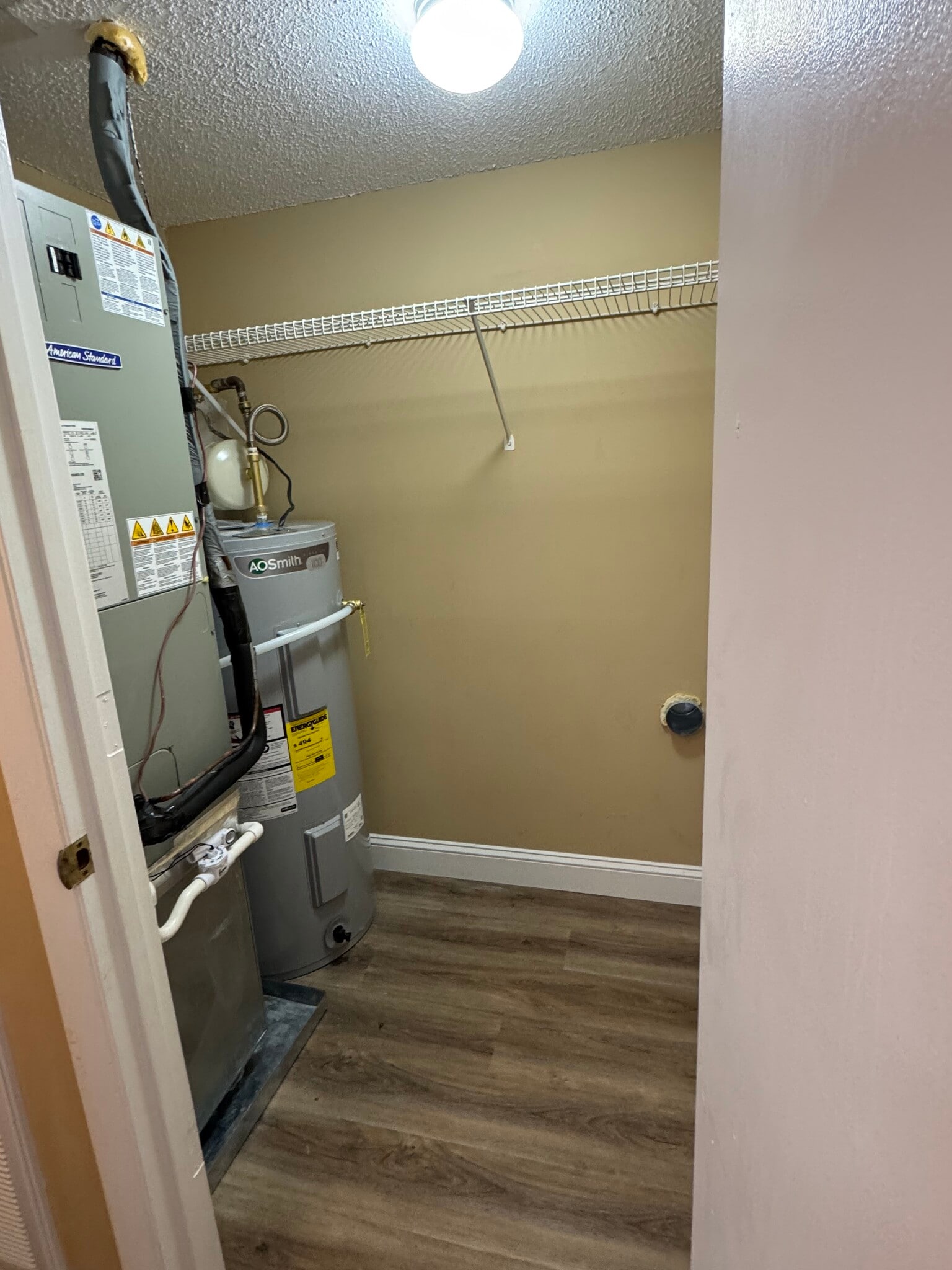 Utility room/dryer - 9109 Parktop Ln