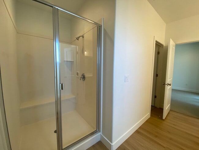 Building Photo - SPACIOUS TOWNHOME AVAILABLE FOR RENT