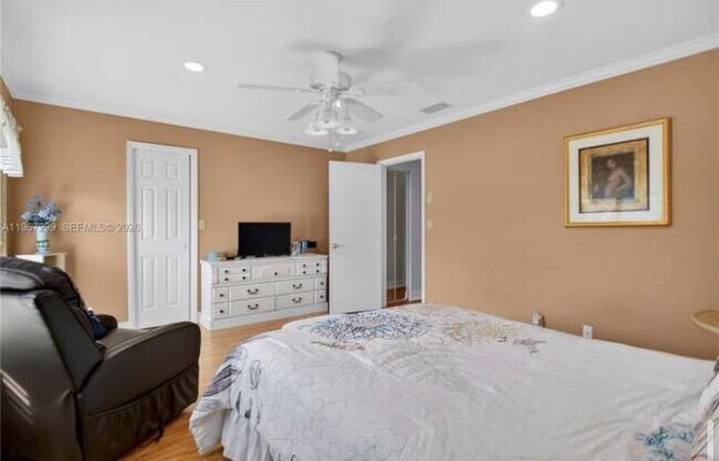 Building Photo - 10681 Greenbriar Ct