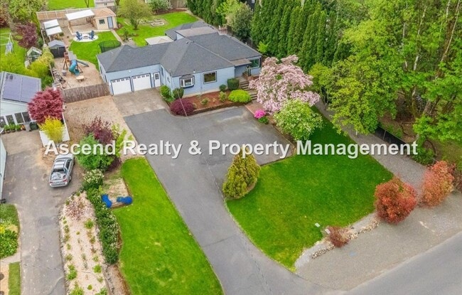 Building Photo - Available NOW! 3 Level 4bed/3bath Convenie...
