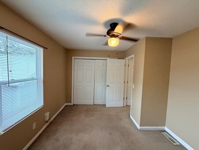 Building Photo - Nice Townhome Located in Adel