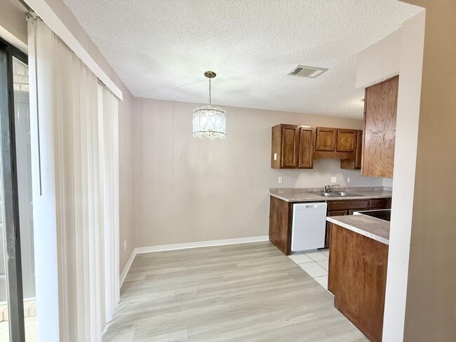 Building Photo - 2-Bedroom Quadplex