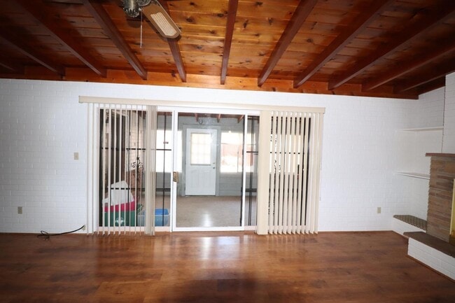 Building Photo - 3 Bedroom 2 Bathroom