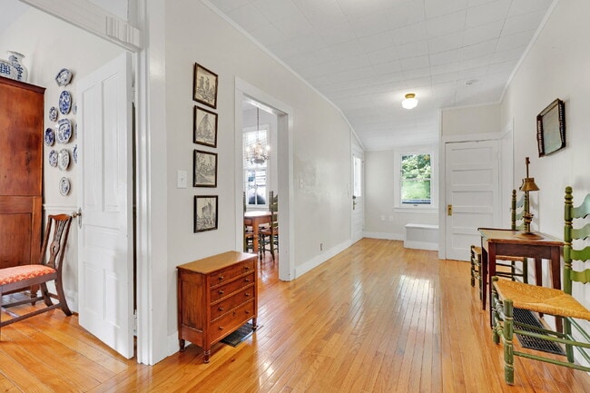 Building Photo - Beautiful Furnished 3 Bedroom Home in Historic District