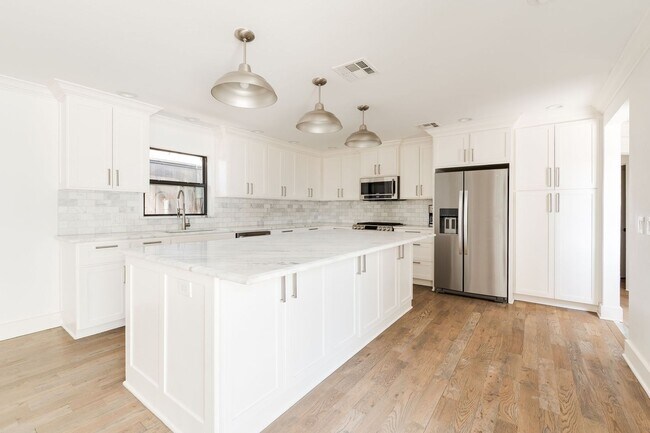 Building Photo - Beautiful Home in Nichols Hills + 3 bedrooms