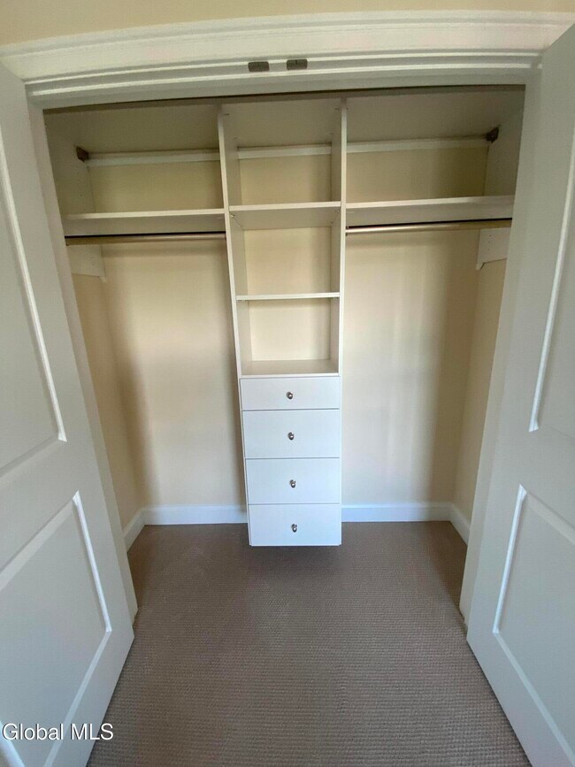 Building Photo - 3 Hampstead Pl