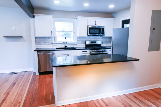 Building Photo - 1001 Willow Lawn Dr