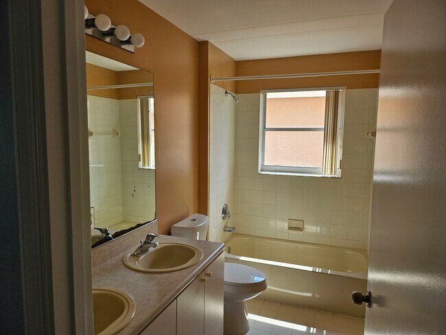 Common Bath - 15746 SW 20th St