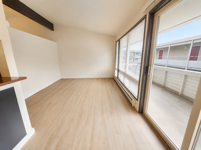 Building Photo - Bright 1 Bed / 1 Bath Apartment for Rent in North Seattle Private Balcony, Near Green Lake & Nort...
