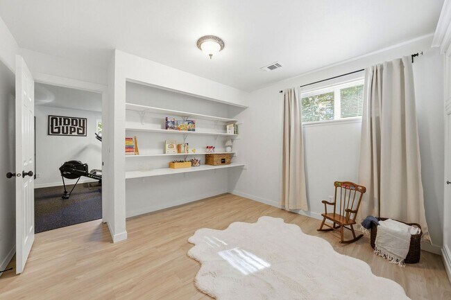 Building Photo - Gig Harbor farm home with great amenities - 5 bedroom 2 bath with garage and more - Available May...