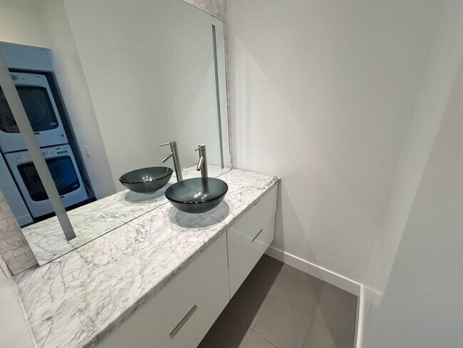 Building Photo - Clean 2 bedroom condo located near downtown Fullerton