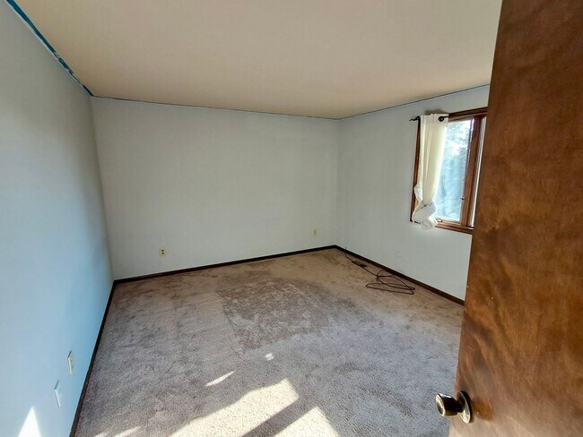 Building Photo - 4-Bedroom Colonial in Grand Blanc – Spacio...