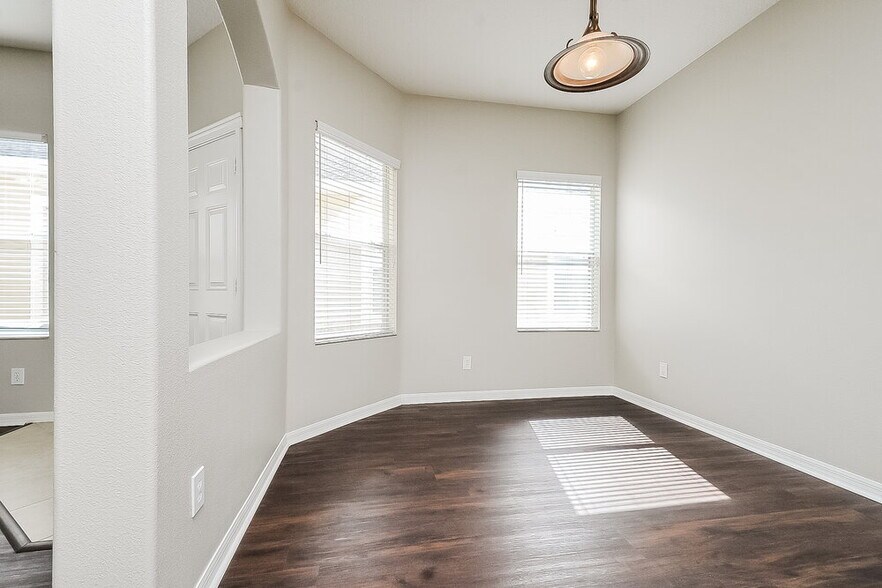 Building Photo - 6816 Surrey Oak Dr