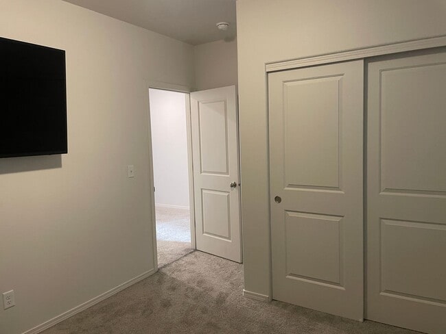 Building Photo - 3 Bedroom 2 Bath Rambler close to the Golf Course!