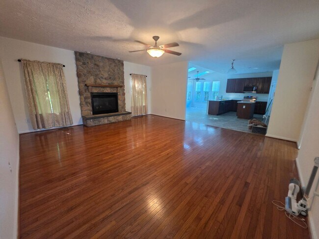 Building Photo - 558 Windsong Dr