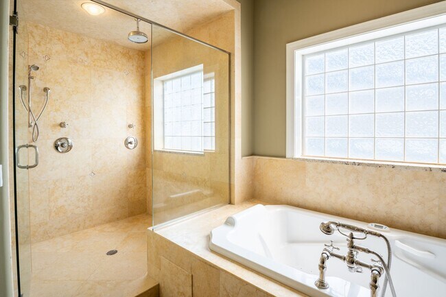 Building Photo - RENT MONTHLY THIS AMAZING HOME THIS OFF-SEASON