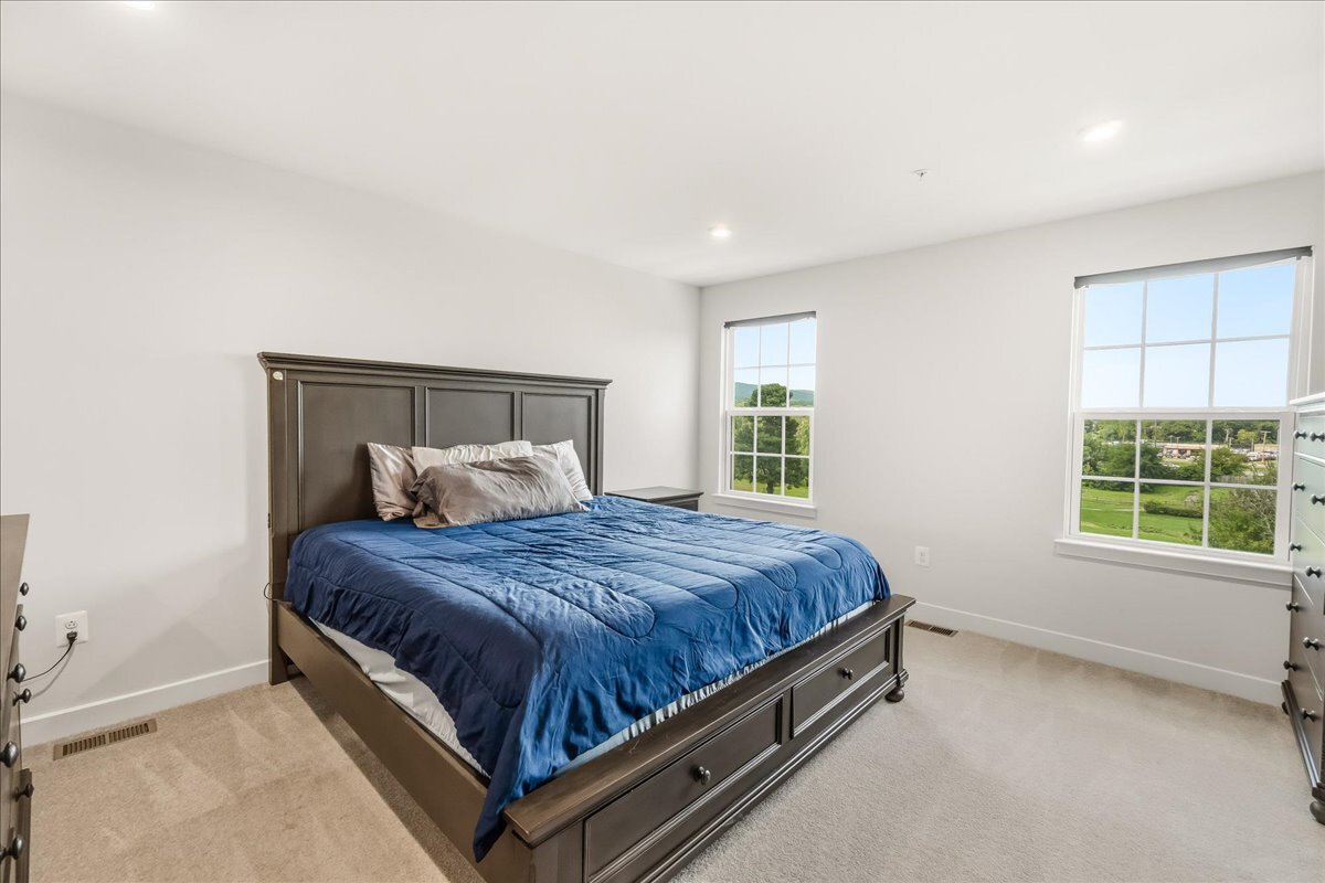 Spacious bedroom - 1403 Wilmer Park Ln