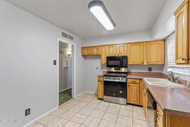 Building Photo - 5828 Sturgeon Dr