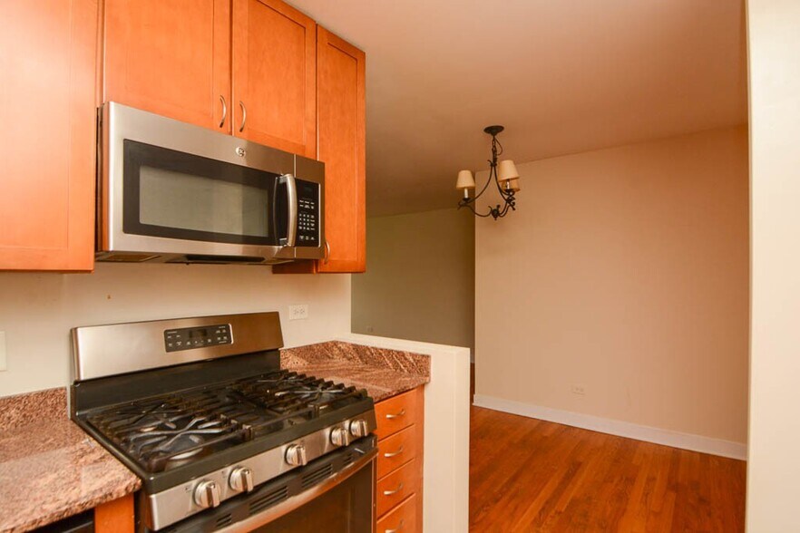 Building Photo - 675 W Wrightwood Ave